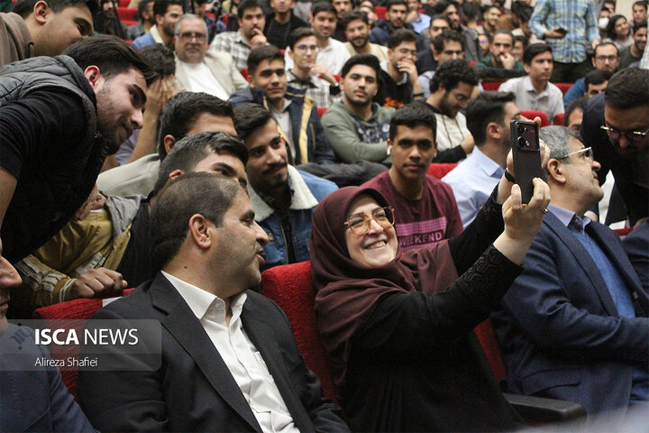 نشست پرسش و پاسخ دانشجویی با حضور سخنگوی دولت چهاردهم به مناسبت روز دانشجو در دانشگاه یزد