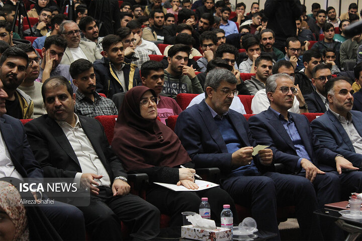 نشست پرسش و پاسخ دانشجویی با حضور سخنگوی دولت چهاردهم به مناسبت روز دانشجو در دانشگاه یزد