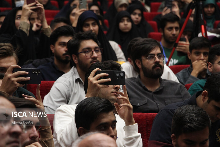 نشست پرسش و پاسخ دانشجویی با حضور سخنگوی دولت چهاردهم به مناسبت روز دانشجو در دانشگاه یزد