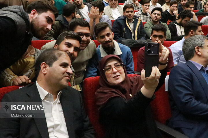 نشست پرسش و پاسخ دانشجویی با حضور سخنگوی دولت چهاردهم به مناسبت روز دانشجو در دانشگاه یزد