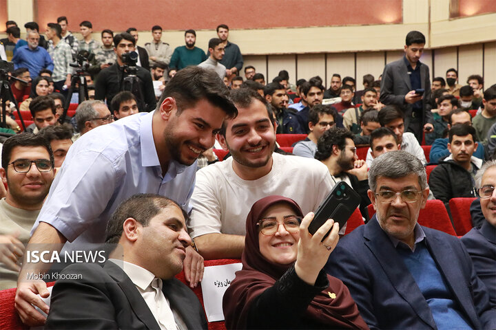 نشست پرسش و پاسخ دانشجویی با حضور سخنگوی دولت چهاردهم به مناسبت روز دانشجو در دانشگاه یزد