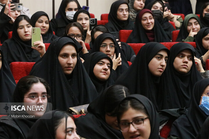 نشست پرسش و پاسخ دانشجویی با حضور سخنگوی دولت چهاردهم به مناسبت روز دانشجو در دانشگاه یزد