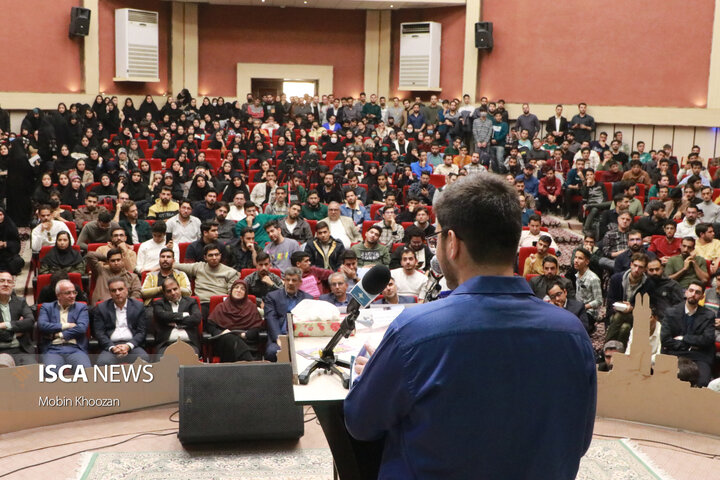 نشست پرسش و پاسخ دانشجویی با حضور سخنگوی دولت چهاردهم به مناسبت روز دانشجو در دانشگاه یزد