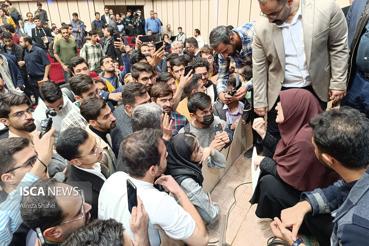 نشست پرسش و پاسخ دانشجویی با حضور سخنگوی دولت چهاردهم به مناسبت روز دانشجو در دانشگاه یزد