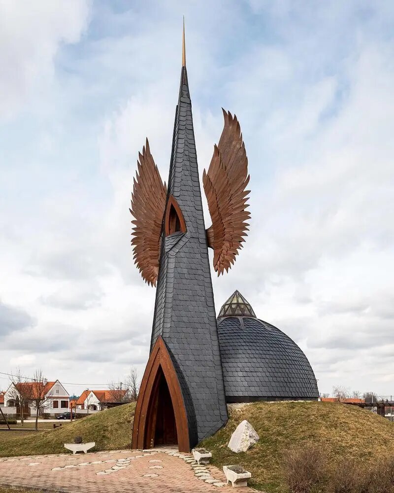 کلیسایی زنده از دل طبیعت + عکس