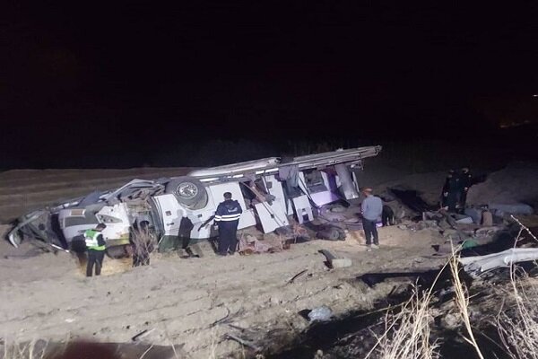 واژگونی اتوبوس در محور یاسوج به اصفهان با ۱۳ مصدوم