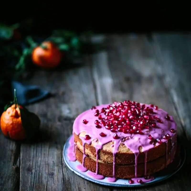 آموزش شیرینی پزی / طرز تهیه کیک انار ویژه با سس انار مخصوص؛ پیشنهادی عالی برای یلدا