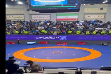 سکوها علیه تشک/ فینال لیگ برتر کشتی پرتنش شد