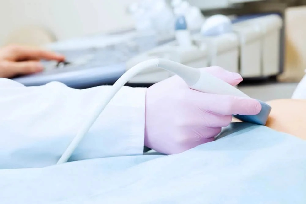 ژل اولتراسوند چیست و چه تفاوتی با ژل سونوگرافی دارد؟ نقش کلیدی در انتقال امواج و وضوح تصویر