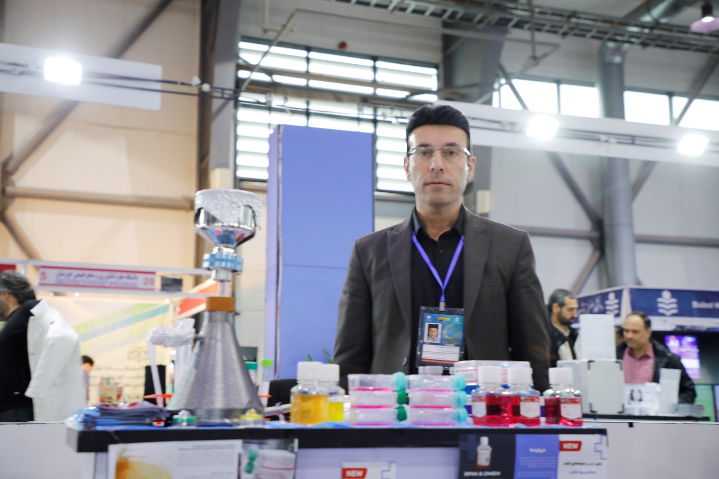 از زانوبند حرارتی تا نیروگاه خورشیدی؛ ویترین محصولات فناورانه دانشگاه آزاد در نمایشگاه پژوهش