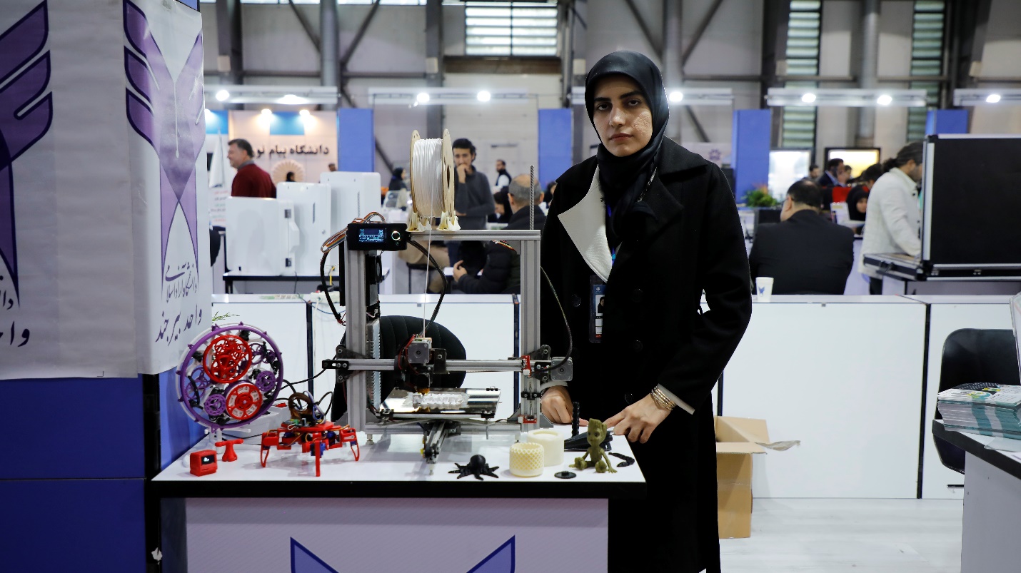 از زانوبند حرارتی تا نیروگاه خورشیدی؛ ویترین محصولات فناورانه دانشگاه آزاد در نمایشگاه پژوهش