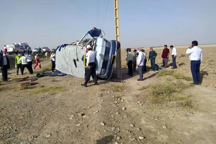 واژگونی مینی‌بوس مدرسه در جاده نیشابورـ سبزوار/ ۱۴ نفر مصدوم شدند