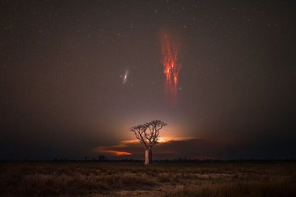 عکس روز ناسا از ملاقات کهکشان آندرومدا با اشباح سرخ!