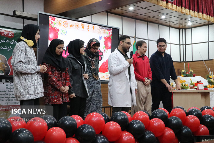 جشن شب یلدا با حضور جمعی از دانشجویان در دانشگاه آزاد اسلامی یزد