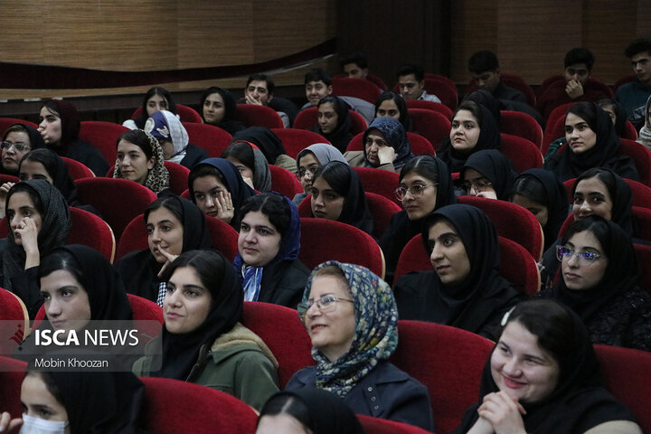 جشن شب یلدا با حضور جمعی از دانشجویان در دانشگاه آزاد اسلامی یزد
