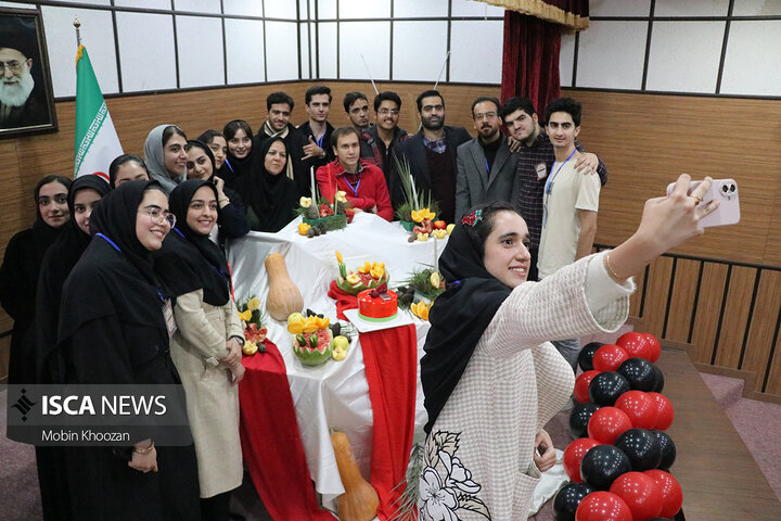 جشن شب یلدا با حضور جمعی از دانشجویان در دانشگاه آزاد اسلامی یزد