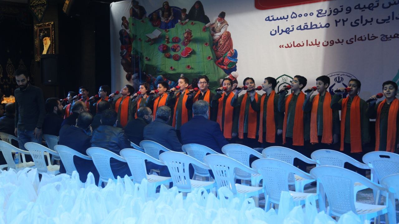 توزیع بستههای یلدای مهربانی به خانوادههای نیازمند