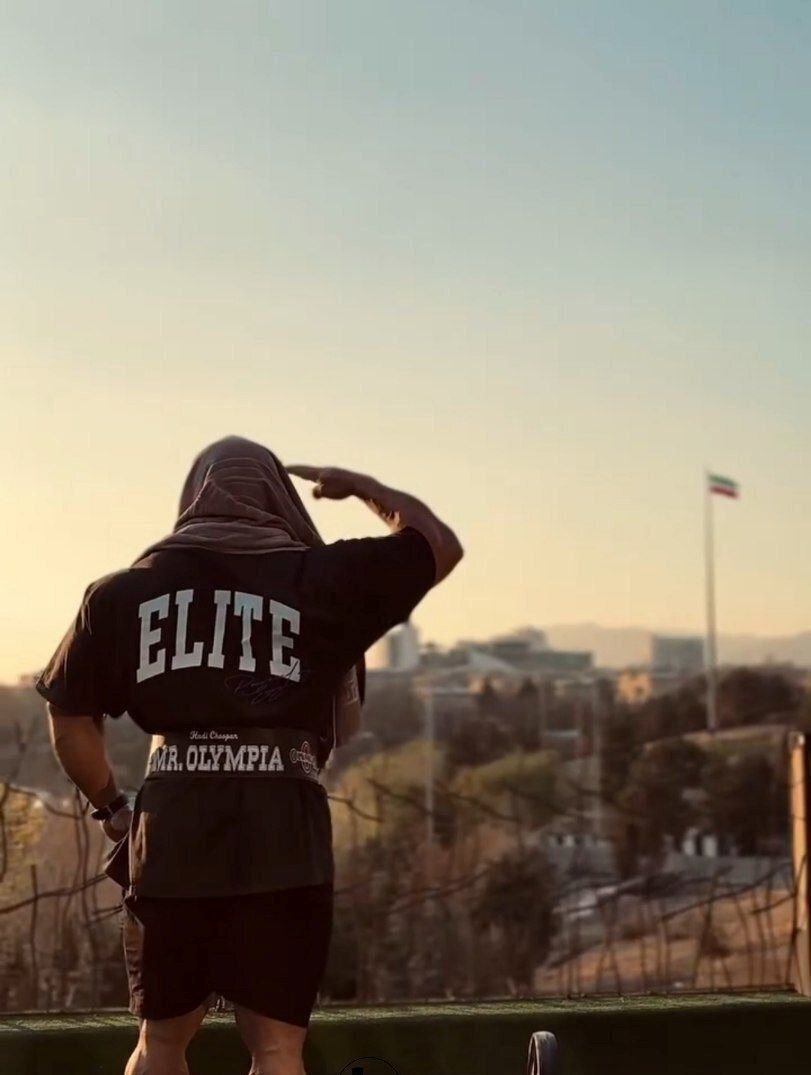 سلام نظامی هادی چوپان به پرچم ایران + عکس