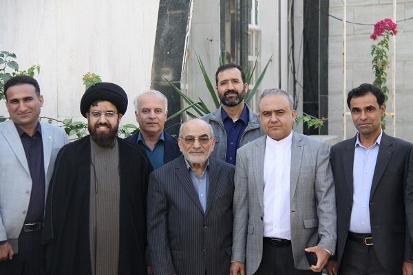 دیدار رئیس و جمعی از کارکنان دانشگاه با پایه‌گذار حرکت نوین دانشگاه آزاد بوشهر