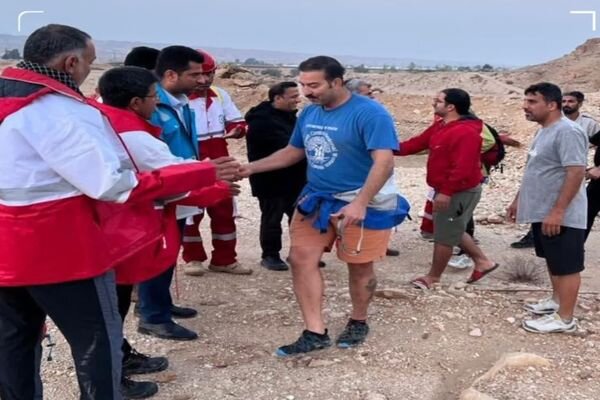 نجات ۶ کوهنورد گرفتار در کوه‌های پارسیان