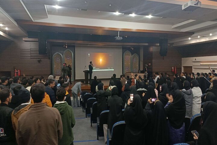 حماسه‌ای در مدار افتخار؛ بدرقه پرشور دانشجویان اصفهانی برای پیروزی بزرگ دانشمندان ایرانی در فتح فضا