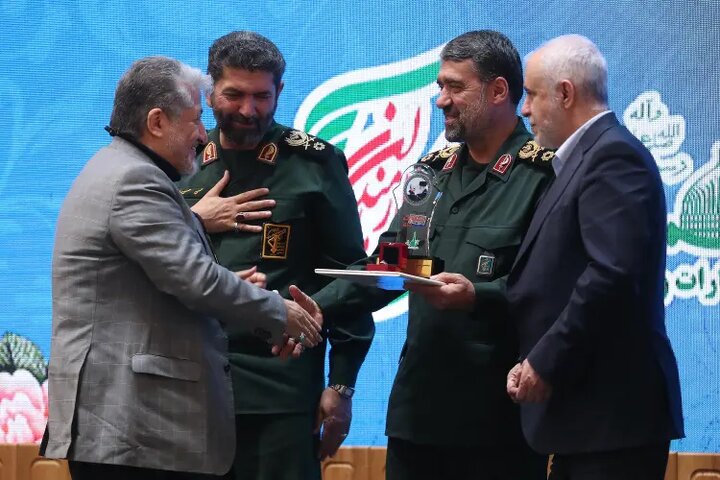 تجلیل از رئیس دانشگاه آزاد اسلامی به‌عنوان الگوی مدیریت مکتب شهید سلیمانی