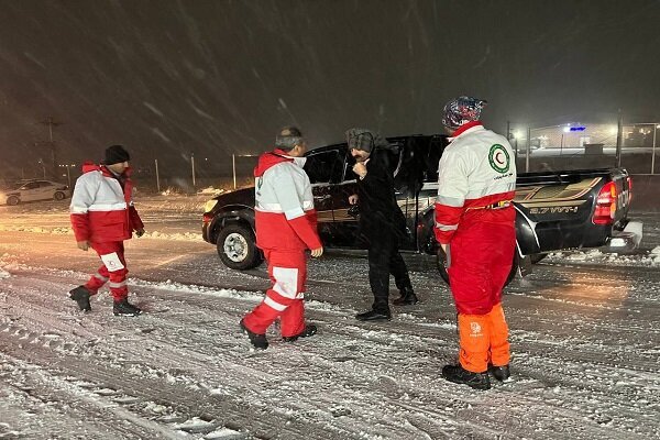 امدادرسانی هلالاحمر به بیش از ۷ هزار نفر از گرفتار ماندگان در برف و کولاک امدادرسانی هلالاحمر به بیش از ۷ هزار نفر از گرفتار ماندگان در برف و کولاک