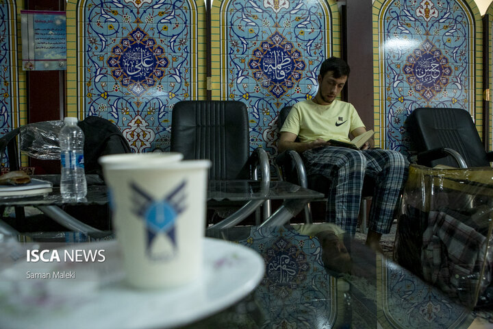 مراسم معنوی اعتکاف در مسجد دانشگاه آزاد اسلامی واحد علوم تحقیقات