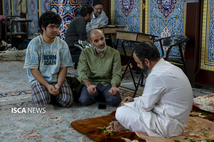 مراسم معنوی اعتکاف در مسجد دانشگاه آزاد اسلامی واحد علوم تحقیقات