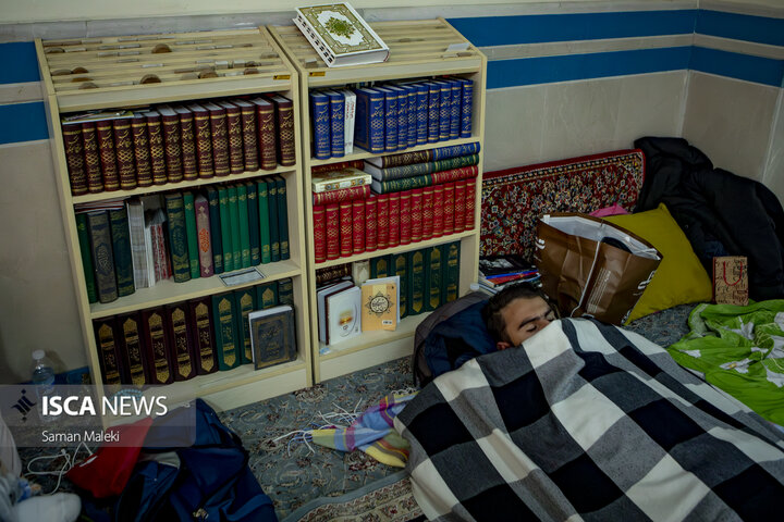 مراسم معنوی اعتکاف در مسجد دانشگاه آزاد اسلامی واحد علوم تحقیقات