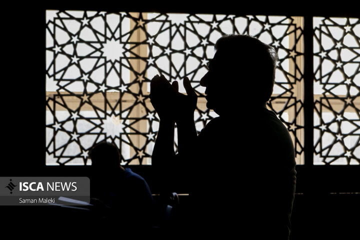 مراسم معنوی اعتکاف در مسجد دانشگاه آزاد اسلامی واحد علوم تحقیقات