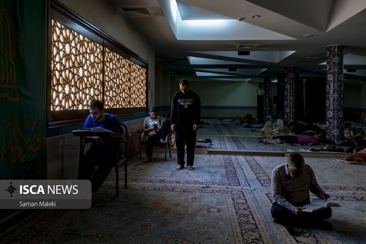 مراسم معنوی اعتکاف در مسجد دانشگاه آزاد اسلامی واحد علوم تحقیقات