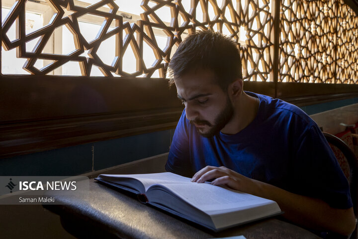 مراسم معنوی اعتکاف در مسجد دانشگاه آزاد اسلامی واحد علوم تحقیقات