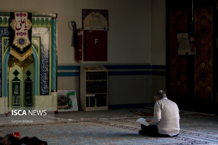 مراسم معنوی اعتکاف در مسجد دانشگاه آزاد اسلامی واحد علوم تحقیقات