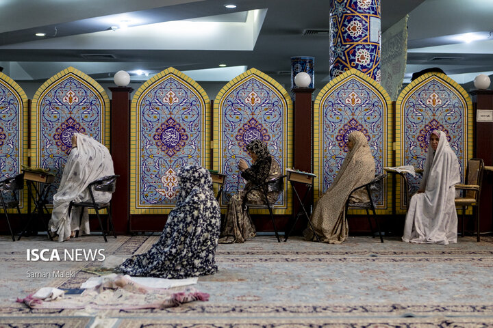 مراسم معنوی اعتکاف در مسجد دانشگاه آزاد اسلامی واحد علوم تحقیقات
