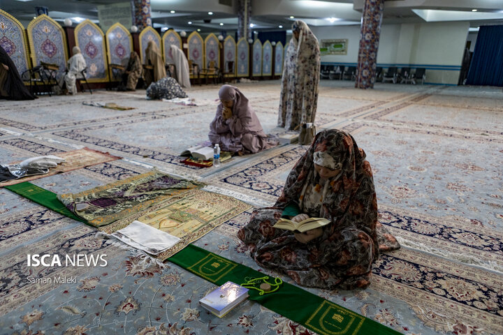 مراسم معنوی اعتکاف در مسجد دانشگاه آزاد اسلامی واحد علوم تحقیقات