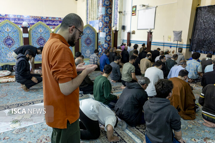 مراسم معنوی اعتکاف در مسجد دانشگاه آزاد اسلامی واحد علوم تحقیقات