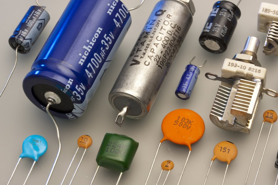 خازن چیست و چگونه انرژی الکتریکی را ذخیره میکند؟