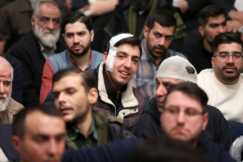 حضور مجروحان حوادث تروریستی اخیر در دیدار امروز با رهبر انقلاب
