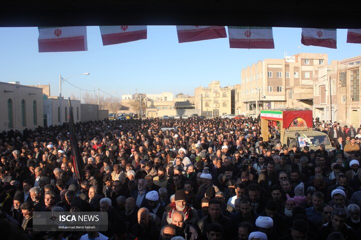 حضور حماسی مردم آران و بیدگل در آئین تشییع شهید مدافع امنیت