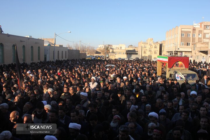 حضور حماسی مردم آران و بیدگل در آئین تشییع شهید مدافع امنیت