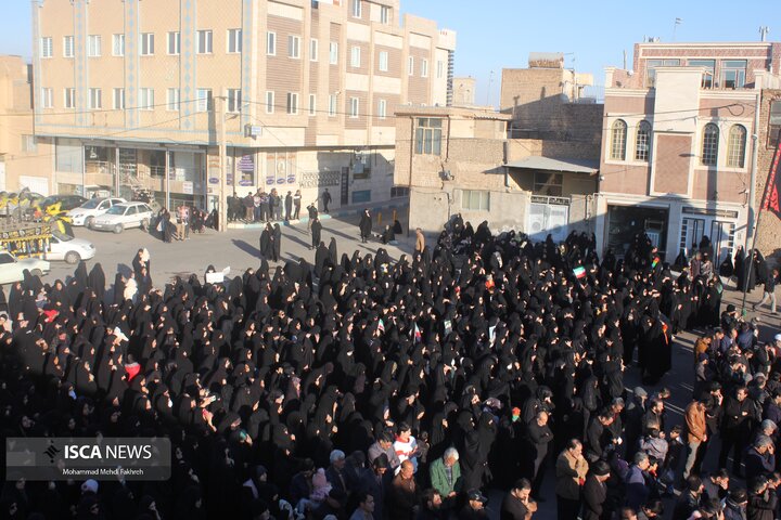 حضور حماسی مردم آران و بیدگل در آئین تشییع شهید مدافع امنیت