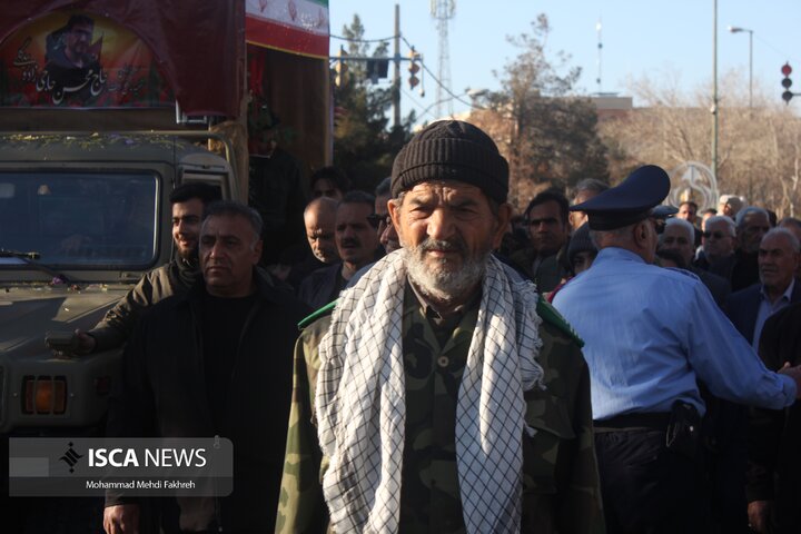 حضور حماسی مردم آران و بیدگل در آئین تشییع شهید مدافع امنیت