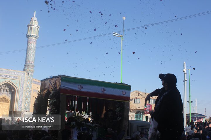 حضور حماسی مردم آران و بیدگل در آئین تشییع شهید مدافع امنیت