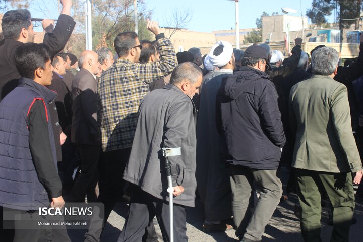 حضور حماسی مردم آران و بیدگل در آئین تشییع شهید مدافع امنیت