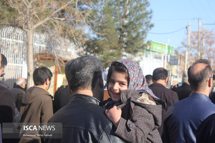 حضور حماسی مردم آران و بیدگل در آئین تشییع شهید مدافع امنیت