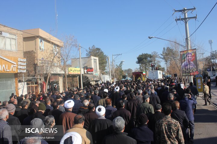 حضور حماسی مردم آران و بیدگل در آئین تشییع شهید مدافع امنیت