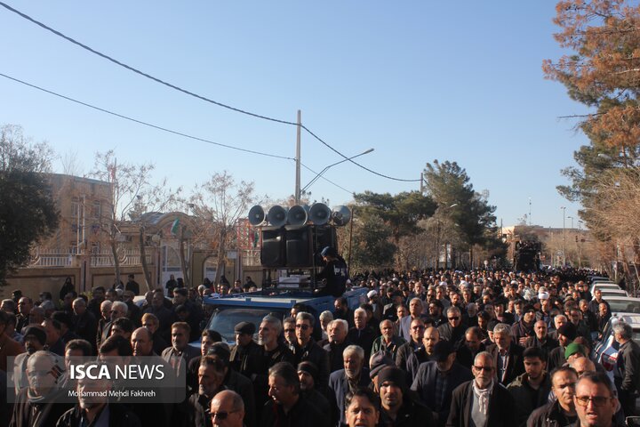 حضور حماسی مردم آران و بیدگل در آئین تشییع شهید مدافع امنیت