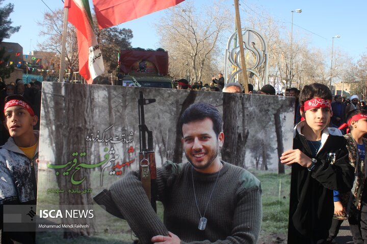 حضور حماسی مردم آران و بیدگل در آئین تشییع شهید مدافع امنیت