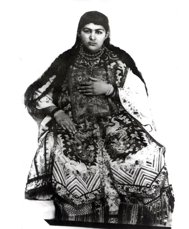 یکی از زیباترین زنان ناصرالدین شاه با لباس سنتی چین+ عکس